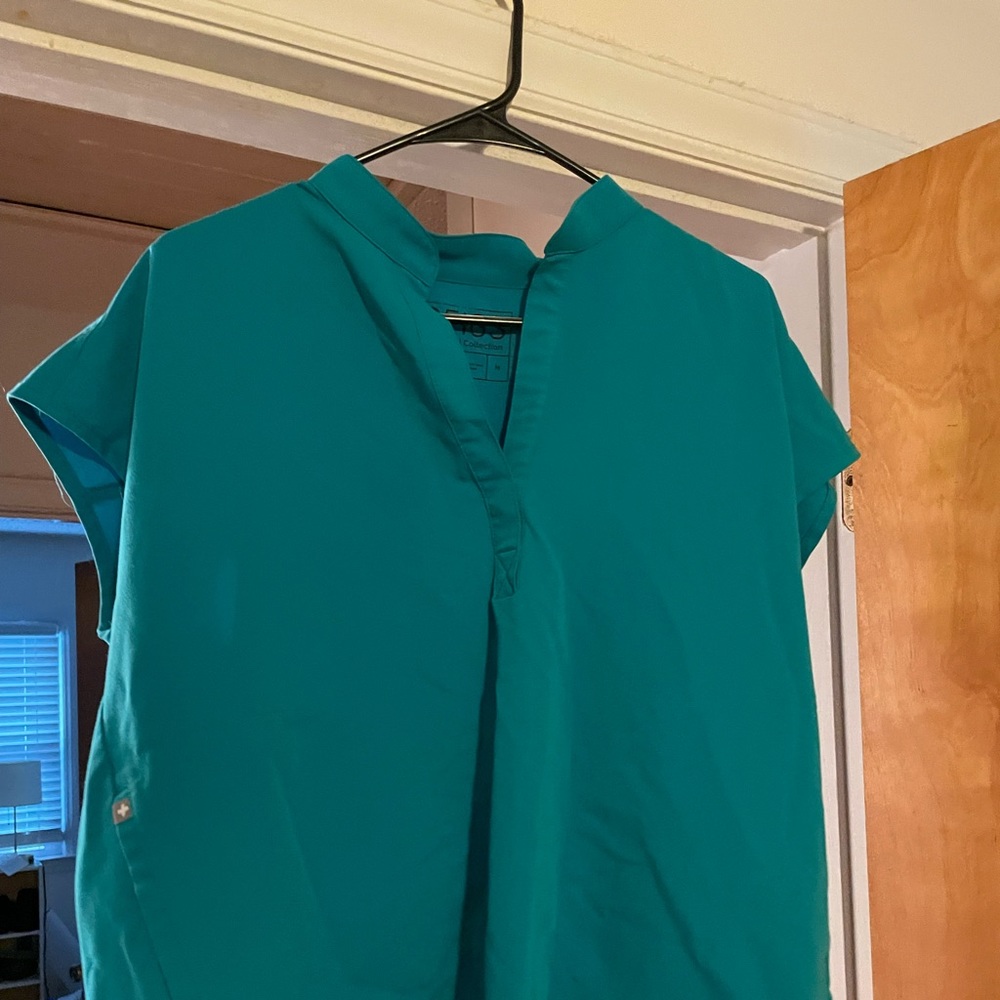 WEAR FIGS - RELAXED SCRUB TOP - TEAL SIZE MEDIUM